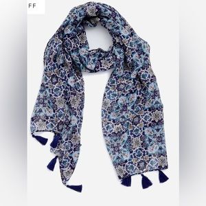 Vera Bradley Soft Fringe Scarf in Lisbon Medallion Cool